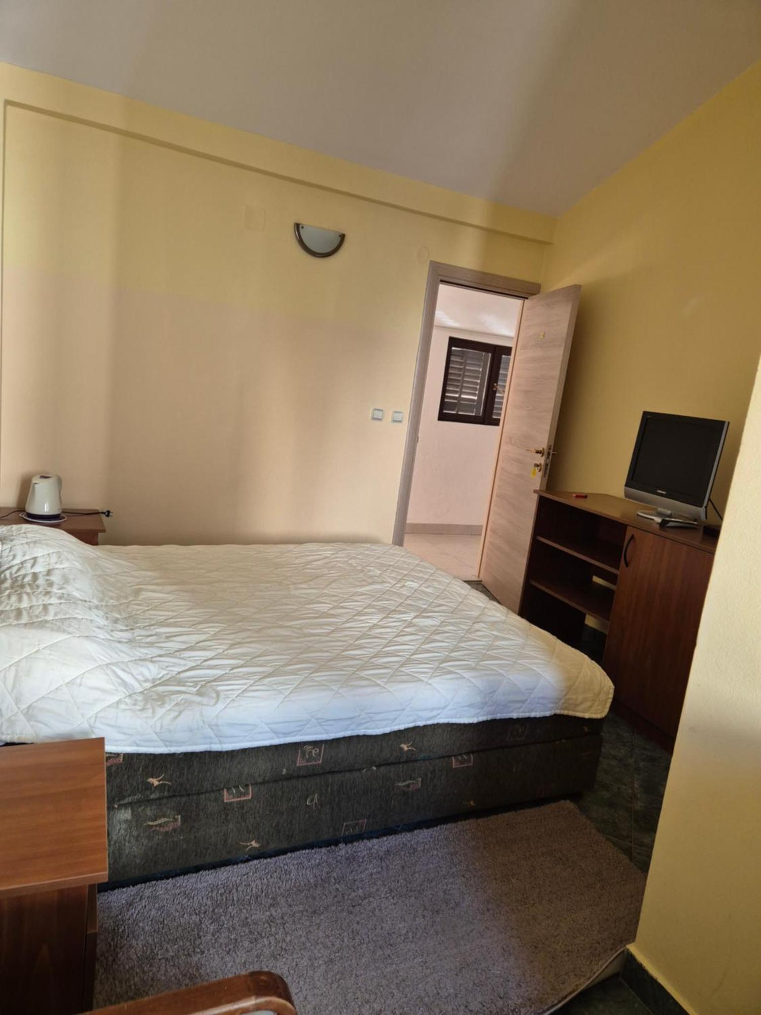 Mali Milocer Bay Accommodation Светі-Стефан Номер фото