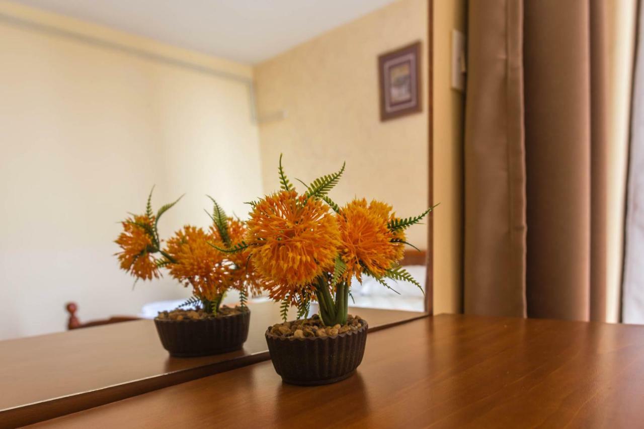 Mali Milocer Bay Accommodation Светі-Стефан Екстер'єр фото