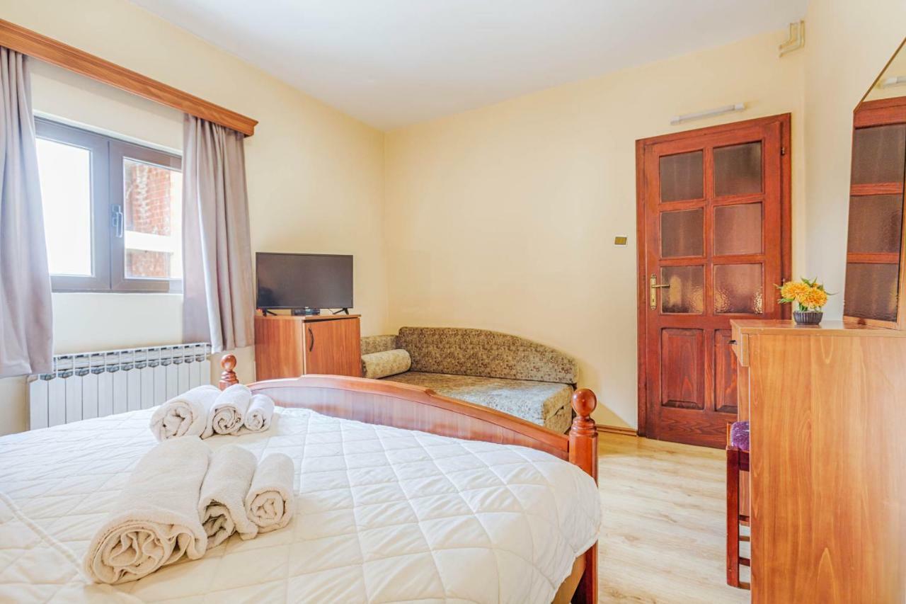 Mali Milocer Bay Accommodation Светі-Стефан Екстер'єр фото
