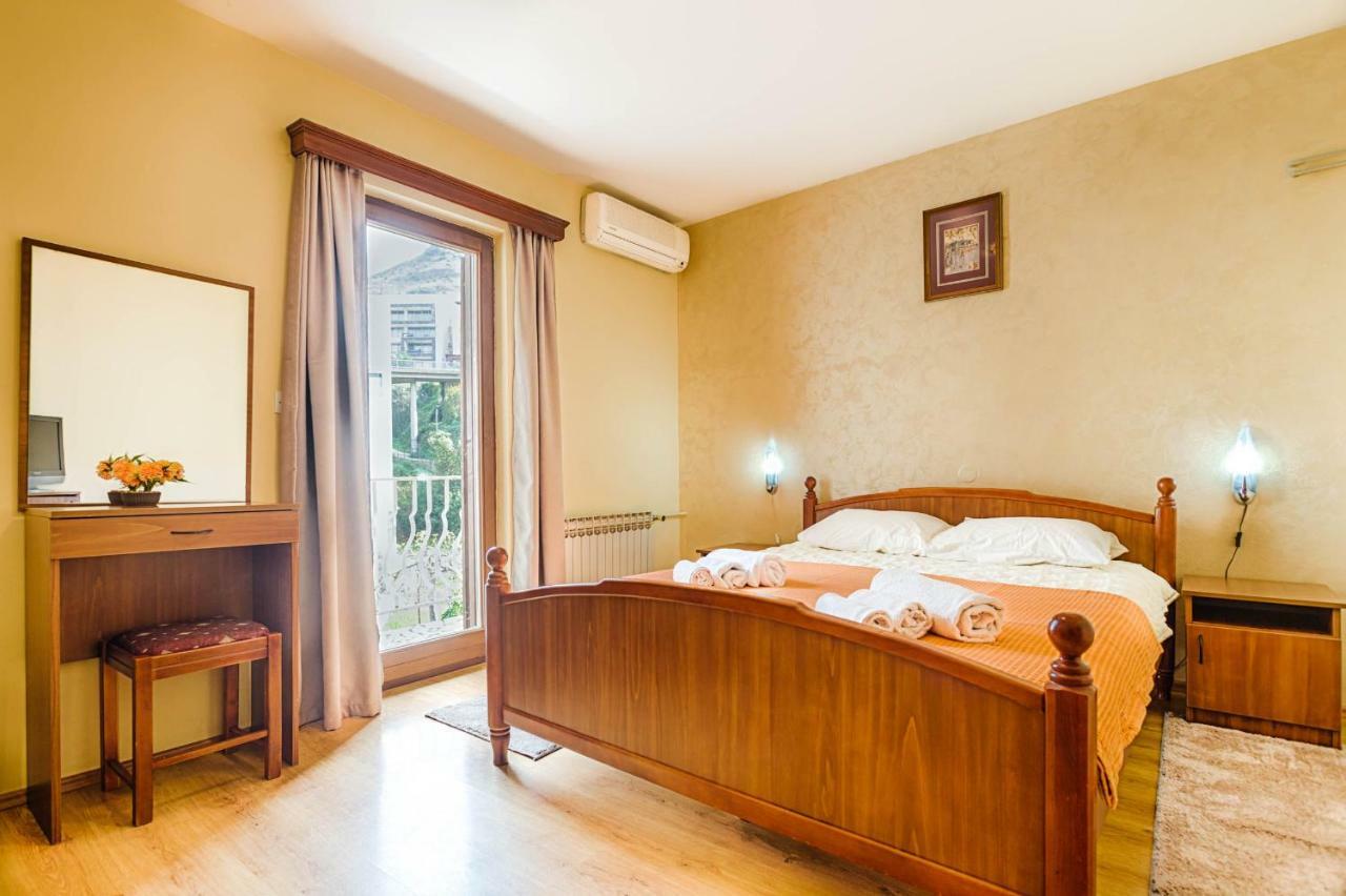Mali Milocer Bay Accommodation Светі-Стефан Екстер'єр фото