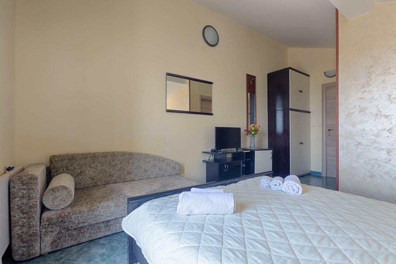 Mali Milocer Bay Accommodation Светі-Стефан Екстер'єр фото