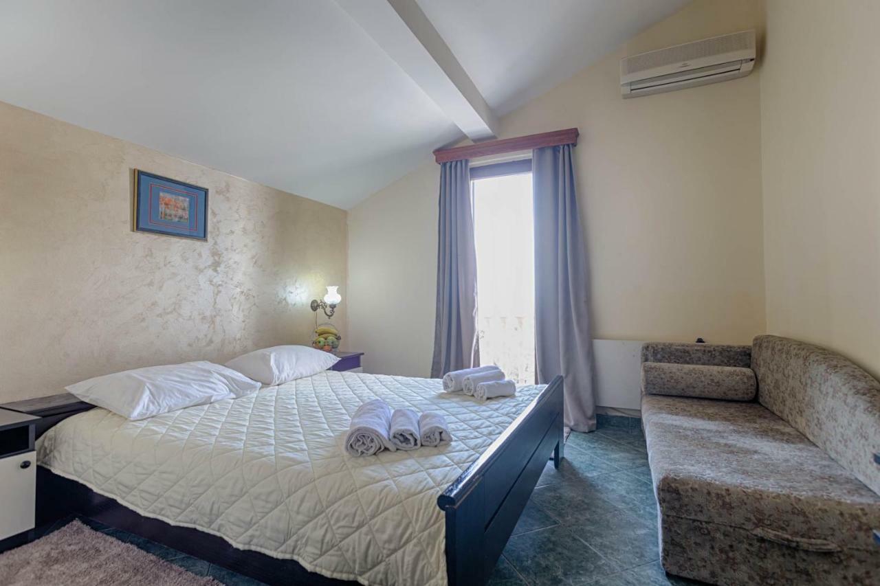 Mali Milocer Bay Accommodation Светі-Стефан Екстер'єр фото