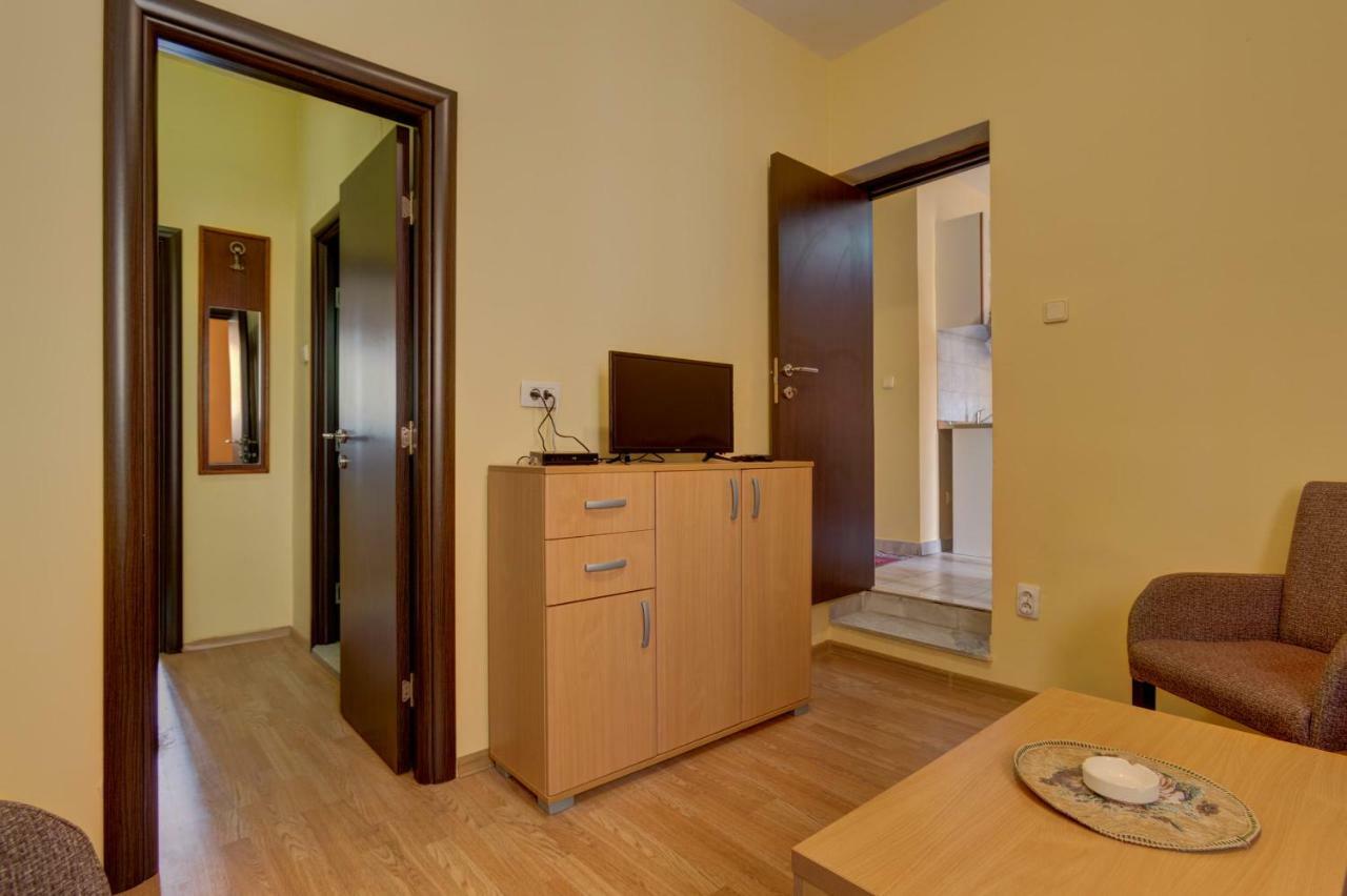 Mali Milocer Bay Accommodation Светі-Стефан Екстер'єр фото